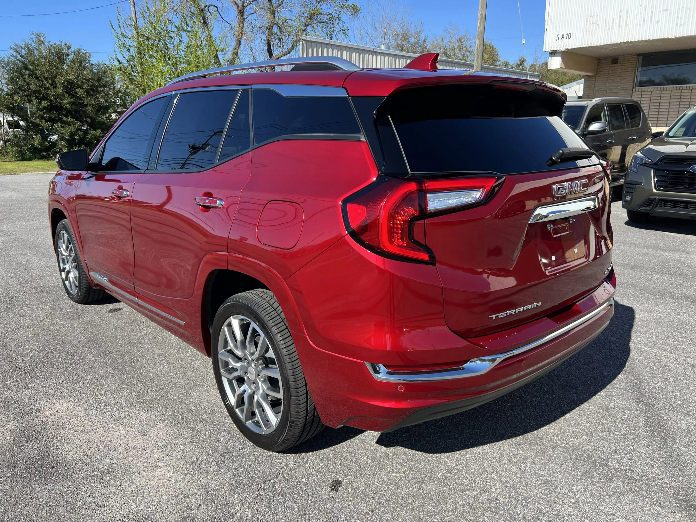 Used 2024 GMC Terrain Denali w/ Denali Premium Package image 9