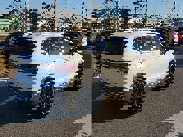 Certified 2025 Volkswagen Taos SE w/ Panoramic Sunroof Package image 4