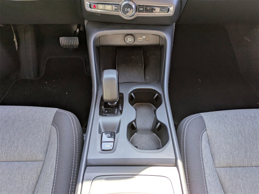 Certified 2025 Volvo XC40 B5 Core image 19