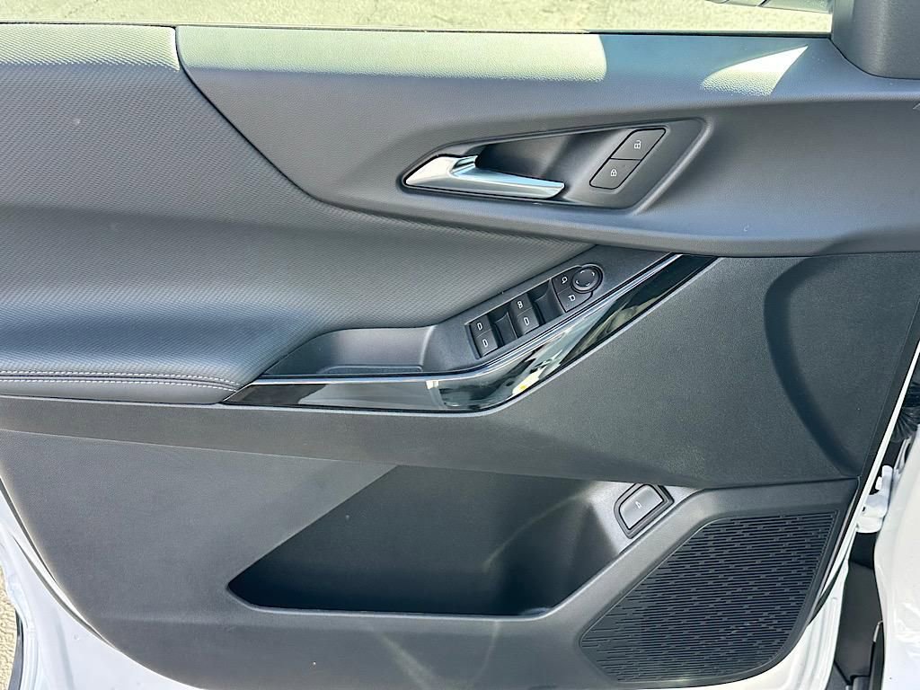 New 2026 Chevrolet Equinox LT w/ Convenience Package II image 16