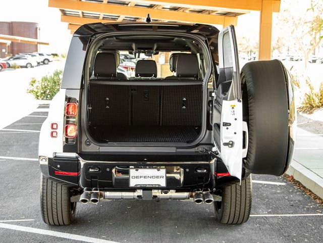 Used 2025 Land Rover Defender 110 X-Dynamic SE image 22