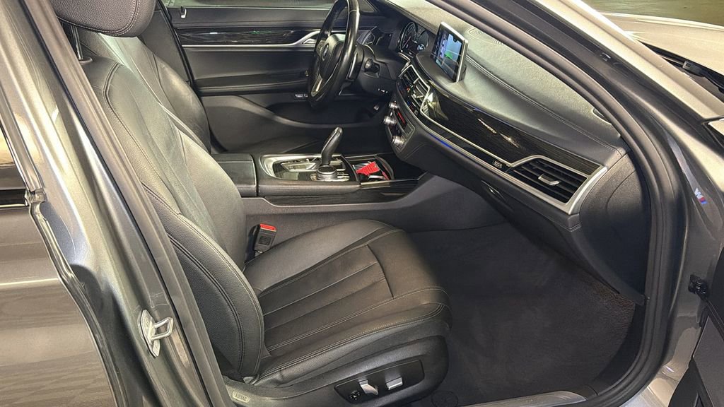 Used 2017 BMW 740e xDrive image 9