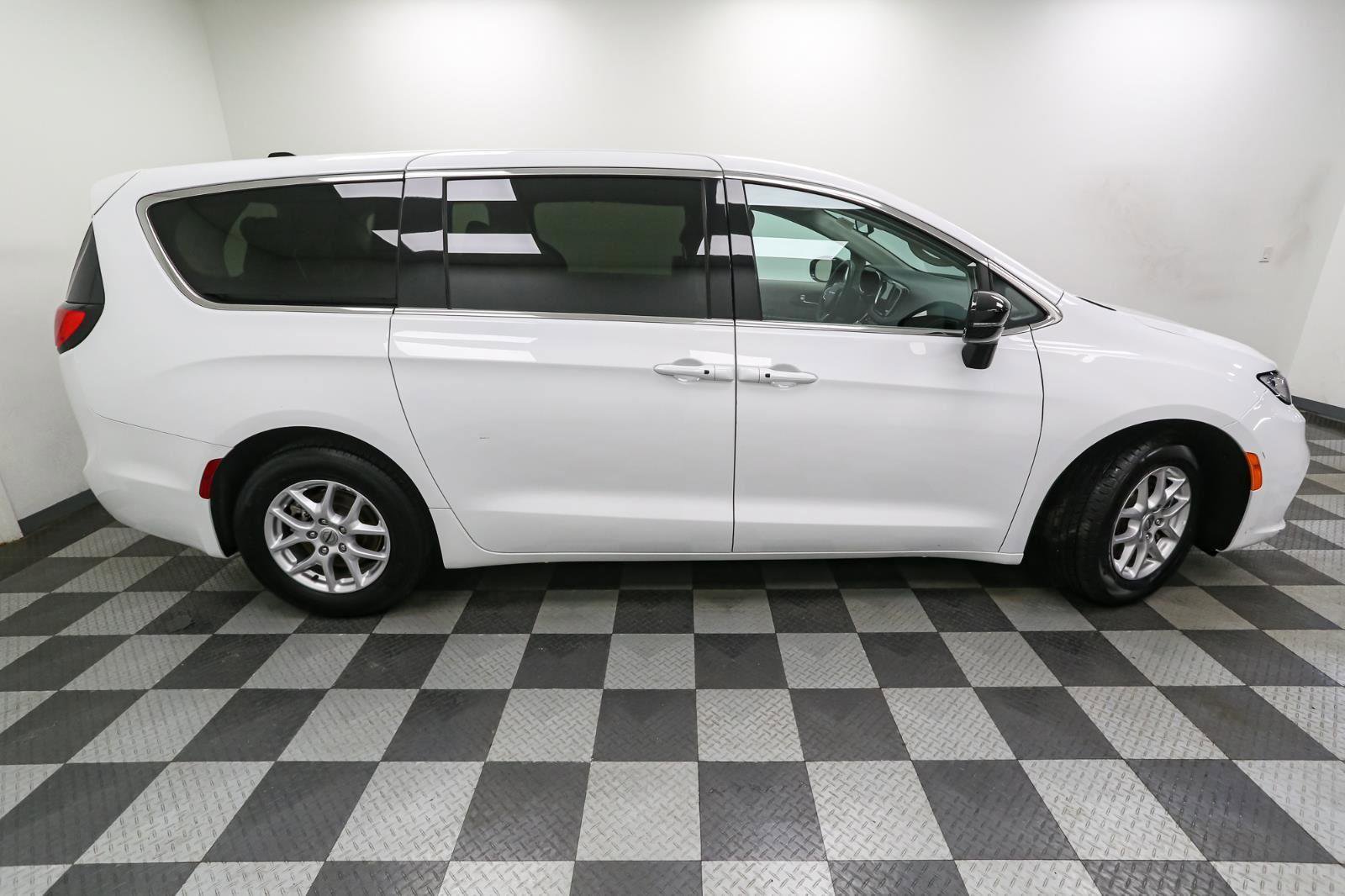 Used 2024 Chrysler Pacifica Touring-L image 7