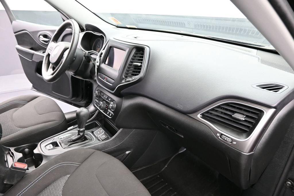 Used 2019 Jeep Cherokee Latitude w/ Popular Appearance Group FWD image 28
