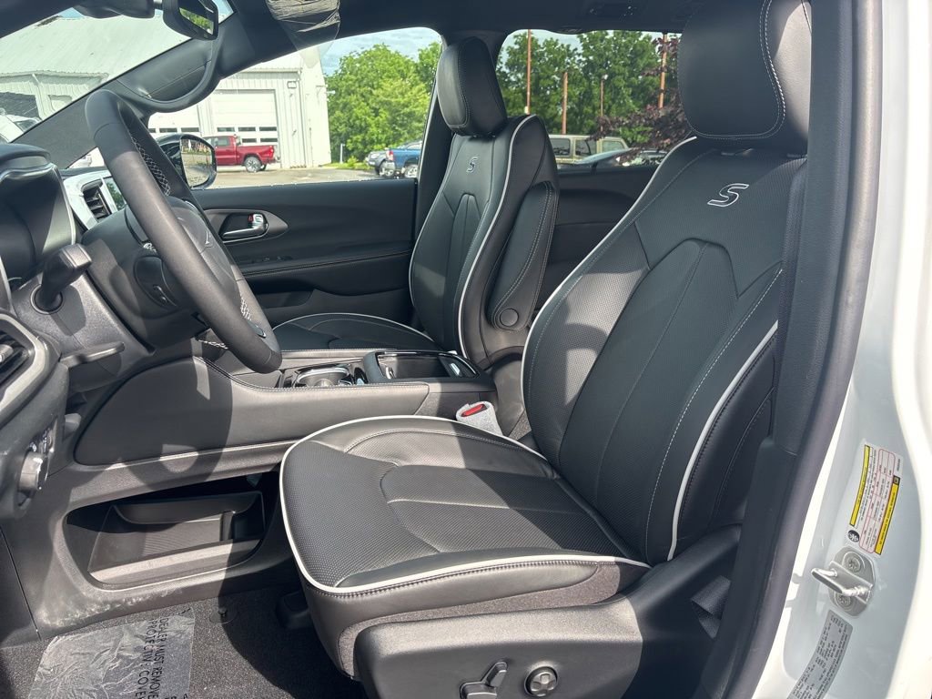 New 2027 Chrysler Pacifica Limited AWD/4WD image 6