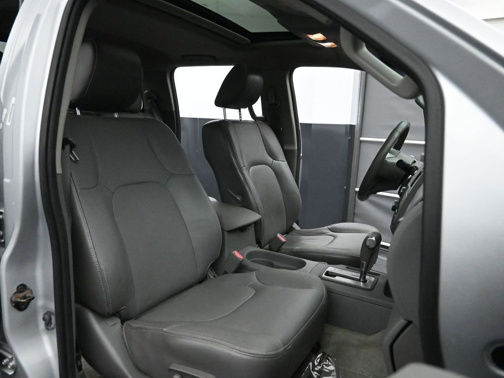 Used 2014 Nissan Frontier SL w/ SL Moonroof Package image 17