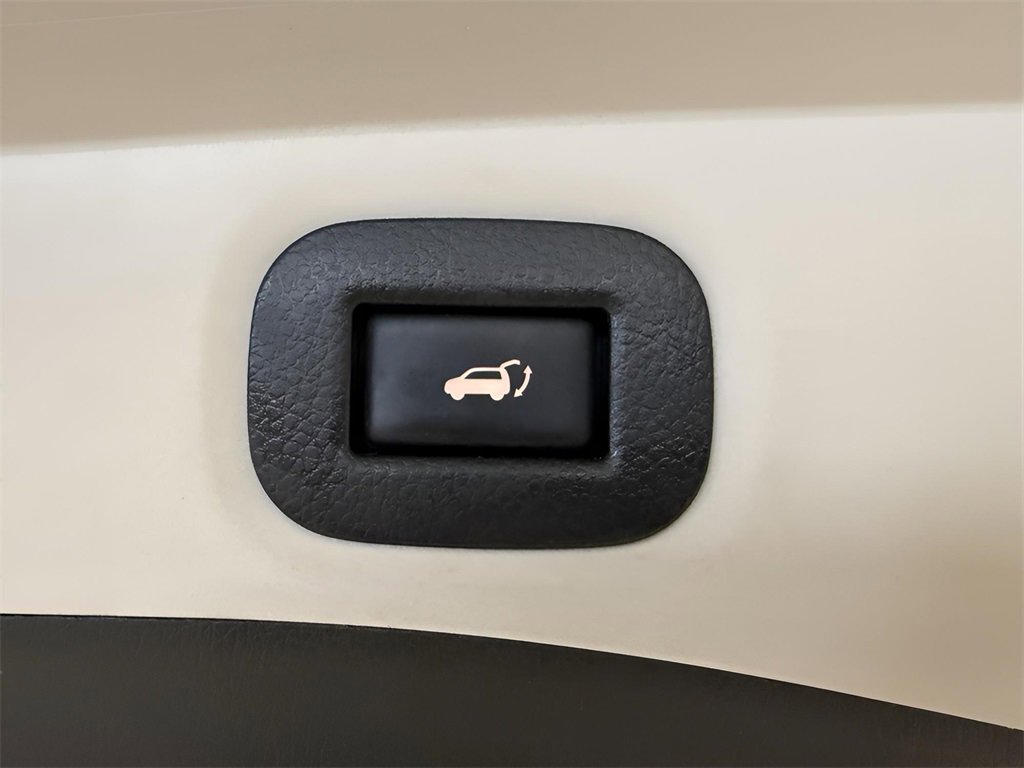 Used 2017 Nissan Rogue SV w/ Sun & Sound Touring Package image 14