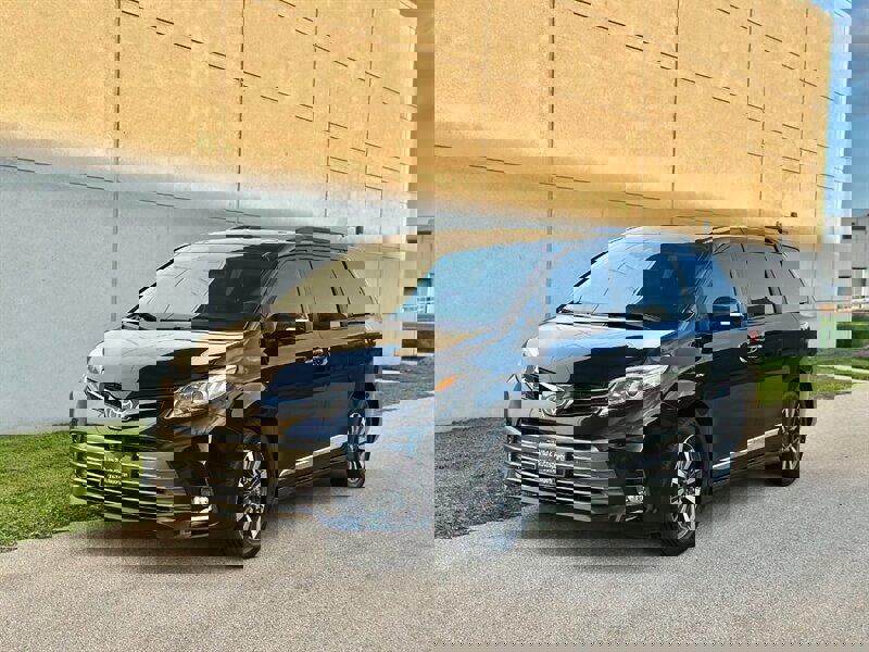 Used 2019 Toyota Sienna Limited Premium image 3