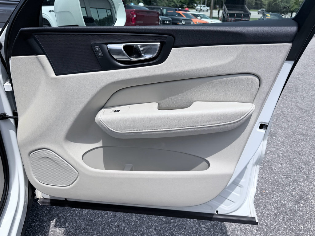 Used 2018 Volvo XC60 T6 Momentum w/ Convenience Package AWD/4WD image 29