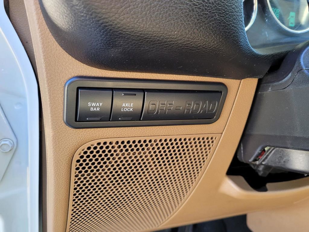 Used 2017 Jeep Wrangler Unlimited Rubicon w/ Connectivity Group image 25