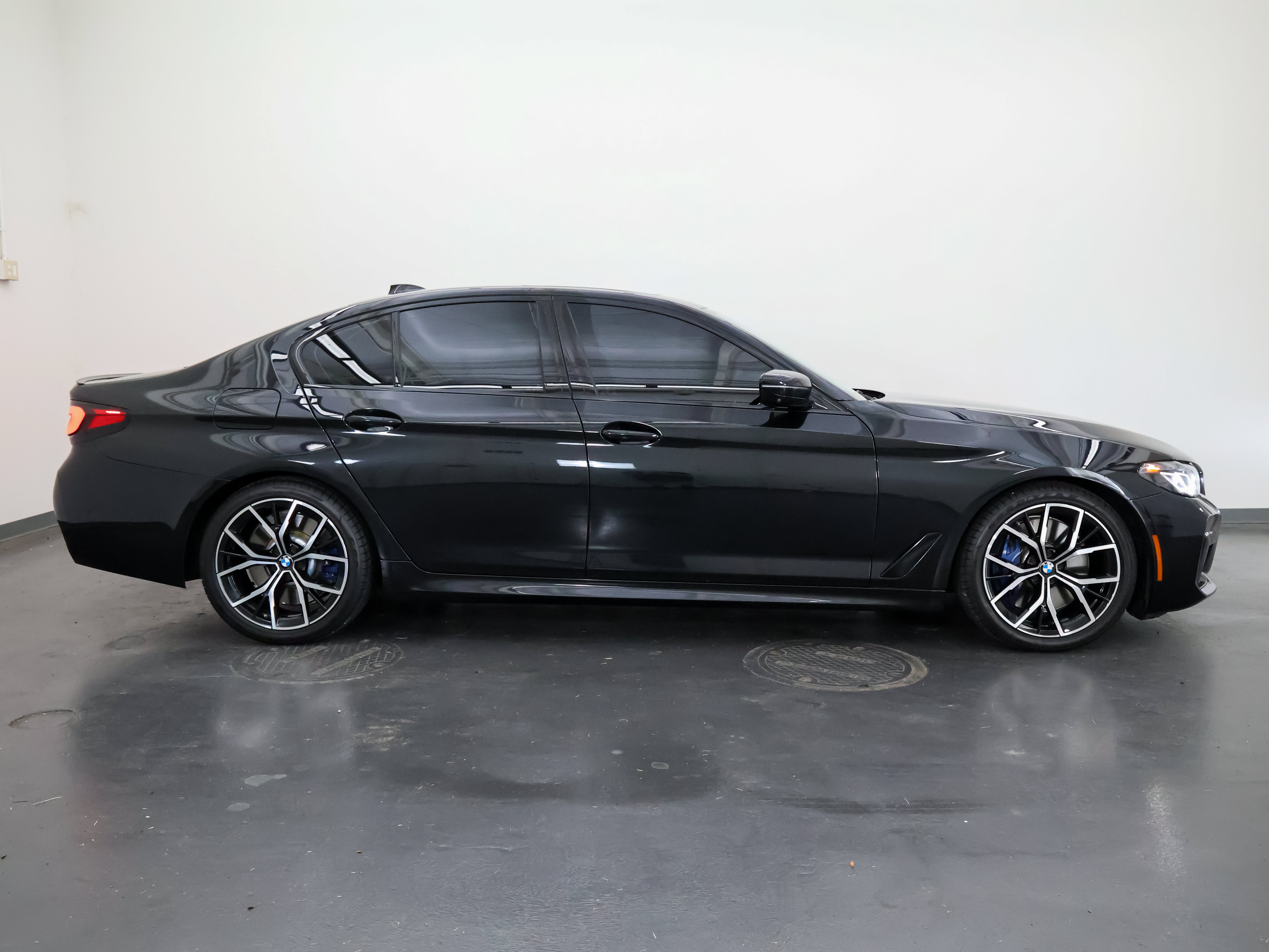 Used 2021 BMW M550i xDrive w/ Executive Package AWD/4WD image 2