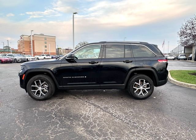 Used 2023 Jeep Grand Cherokee Limited w/ Luxury Tech Group II AWD/4WD image 5