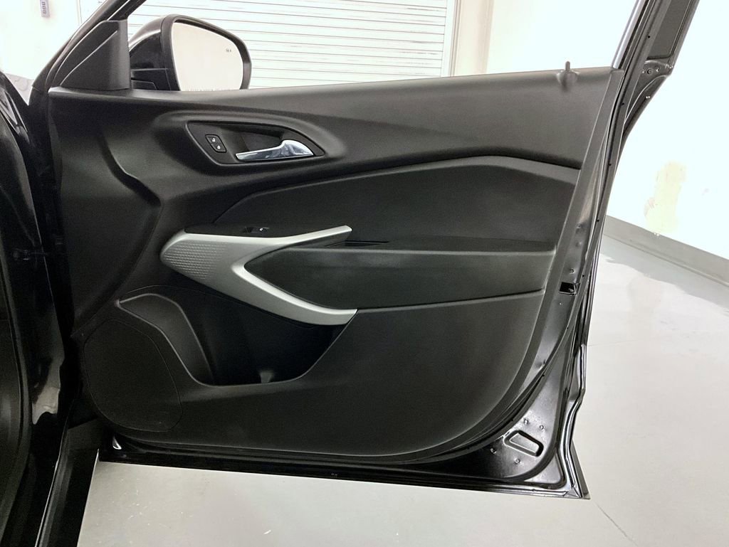 Certified 2024 Chevrolet Trax RS w/ Sunroof Package image 16