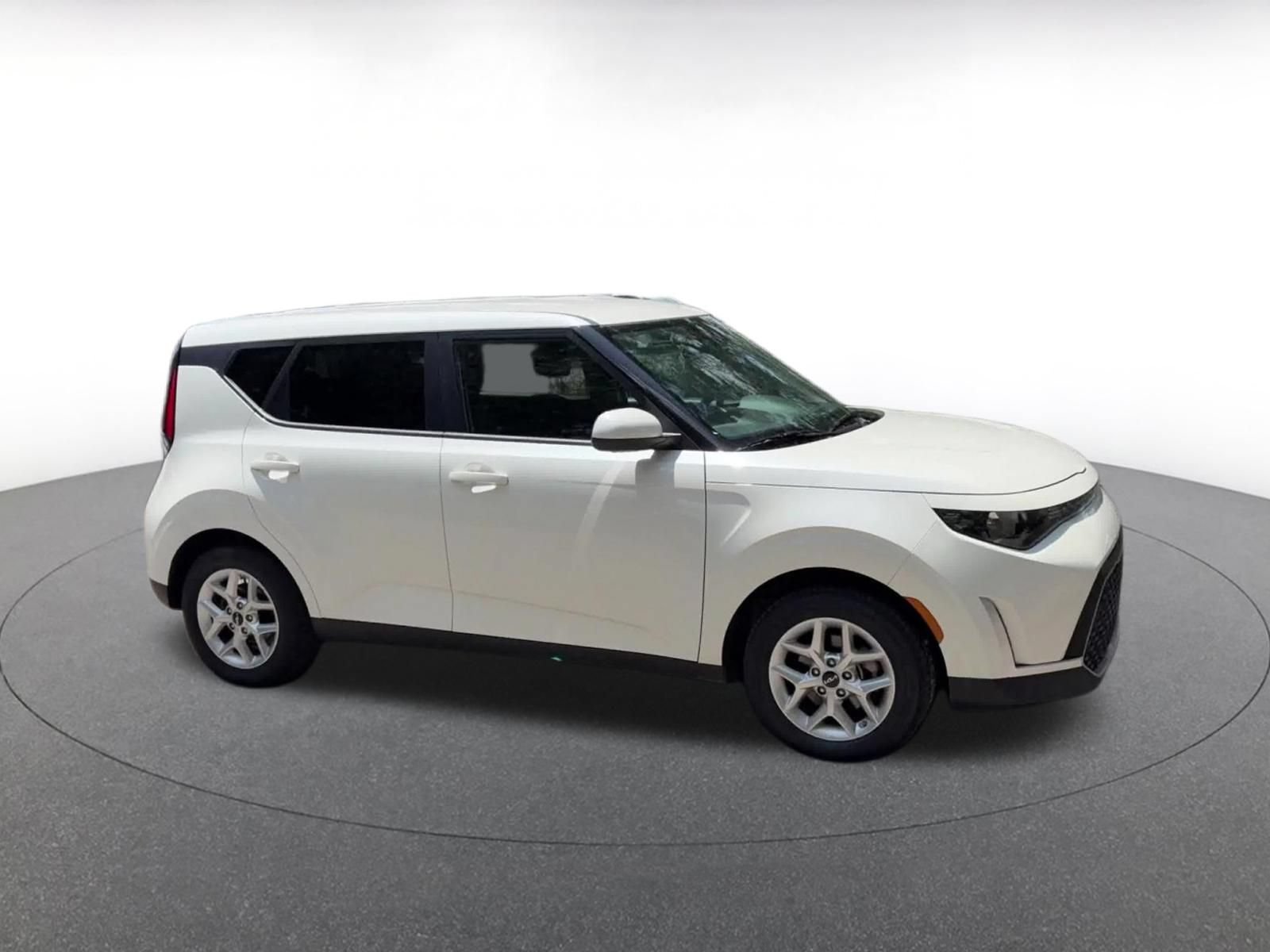 Used 2025 Kia Soul LX w/ LX Technology Package FWD image 2