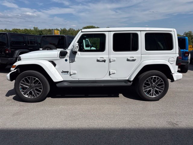 Used 2022 Jeep Wrangler Unlimited Sahara AWD/4WD image 7