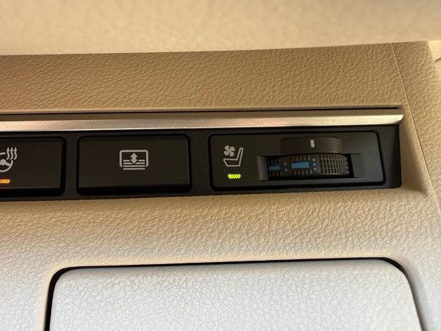 Used 2013 Lexus ES 300h w/ Luxury Pkg FWD image 36