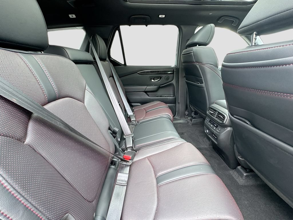 Used 2025 Honda Pilot Black Edition image 30