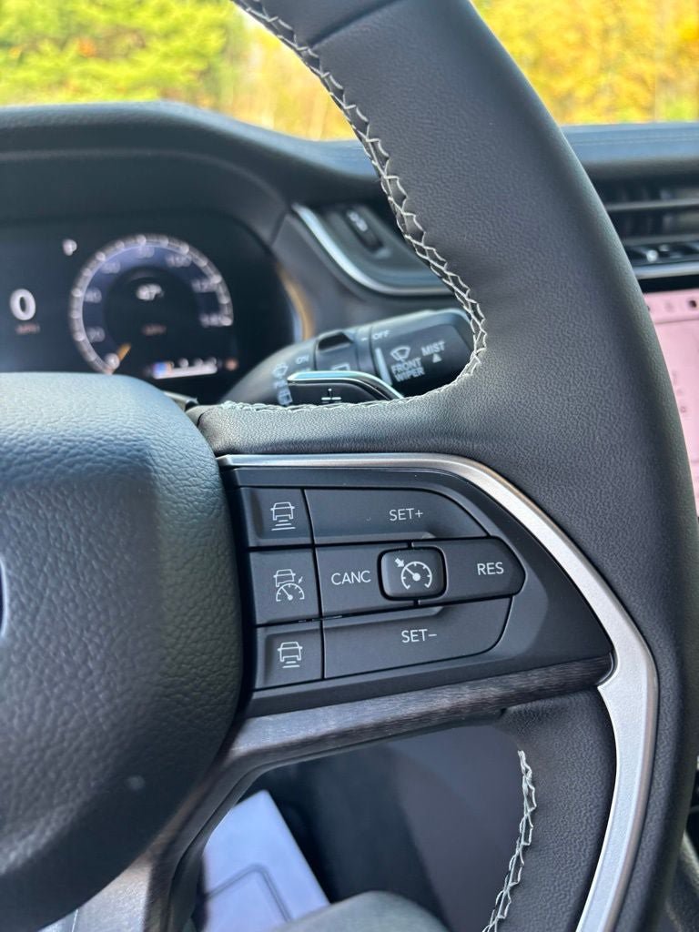 Used 2025 Jeep Grand Cherokee Limited w/ Black Appearance Package AWD/4WD image 13