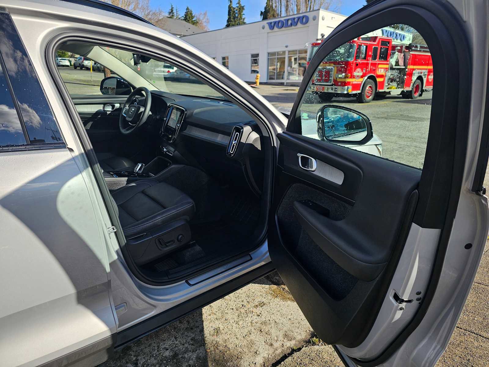 Certified 2025 Volvo XC40 B5 Plus w/ Climate Package image 9