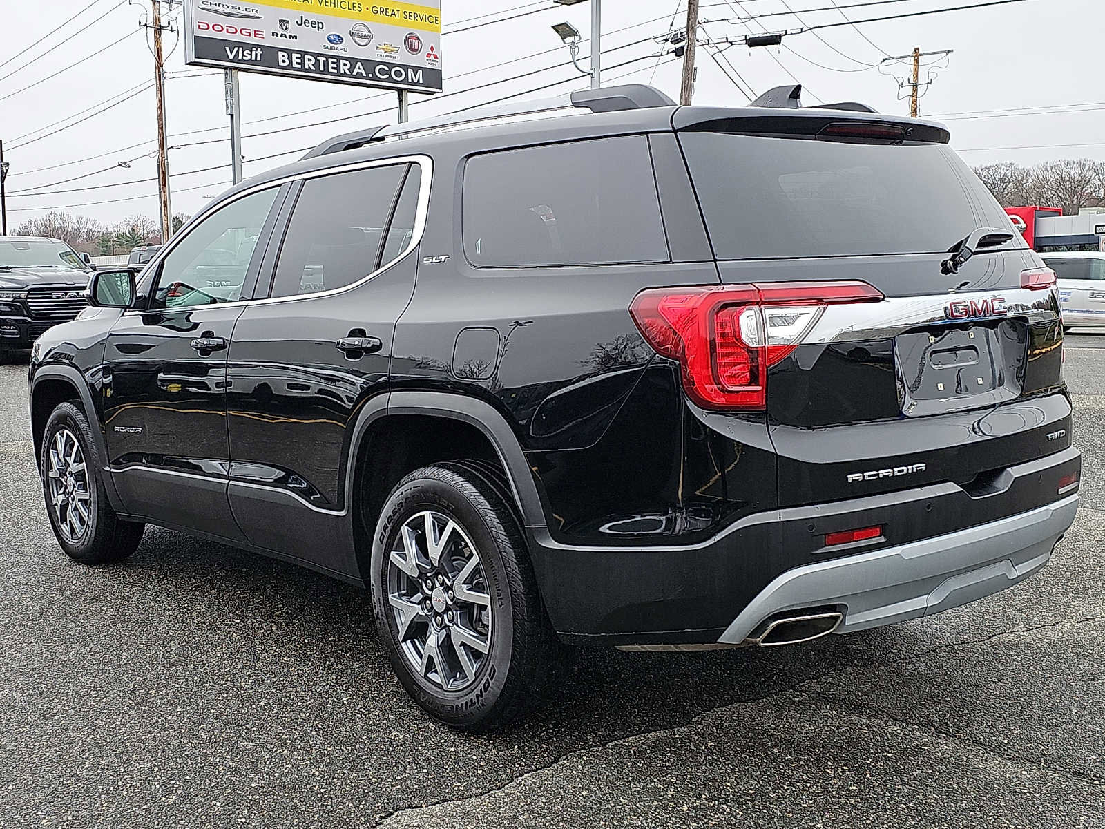 Used 2023 GMC Acadia SLT w/ Technology Package image 4