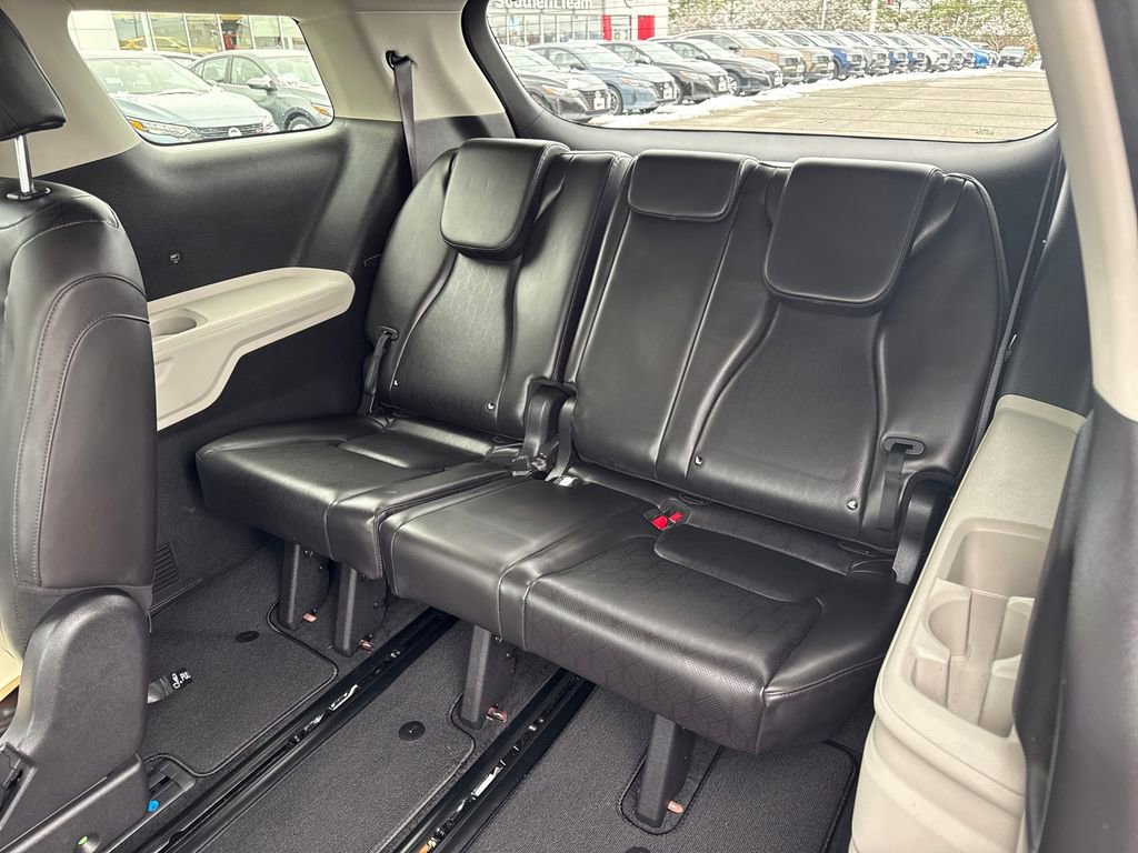 Used 2024 Kia Carnival LX image 30