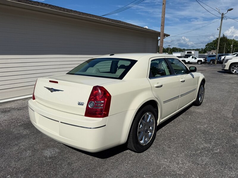 Used 2009 Chrysler 300 Touring RWD image 11