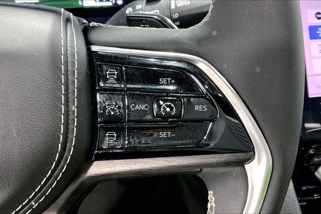 Used 2024 Jeep Grand Cherokee Overland w/ Luxury Tech Group IV AWD/4WD image 26