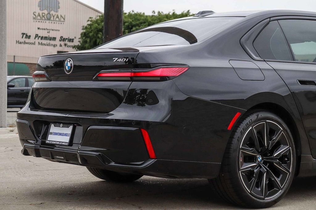 Used 2023 BMW 740i w/ Parking Assistance Package image 10
