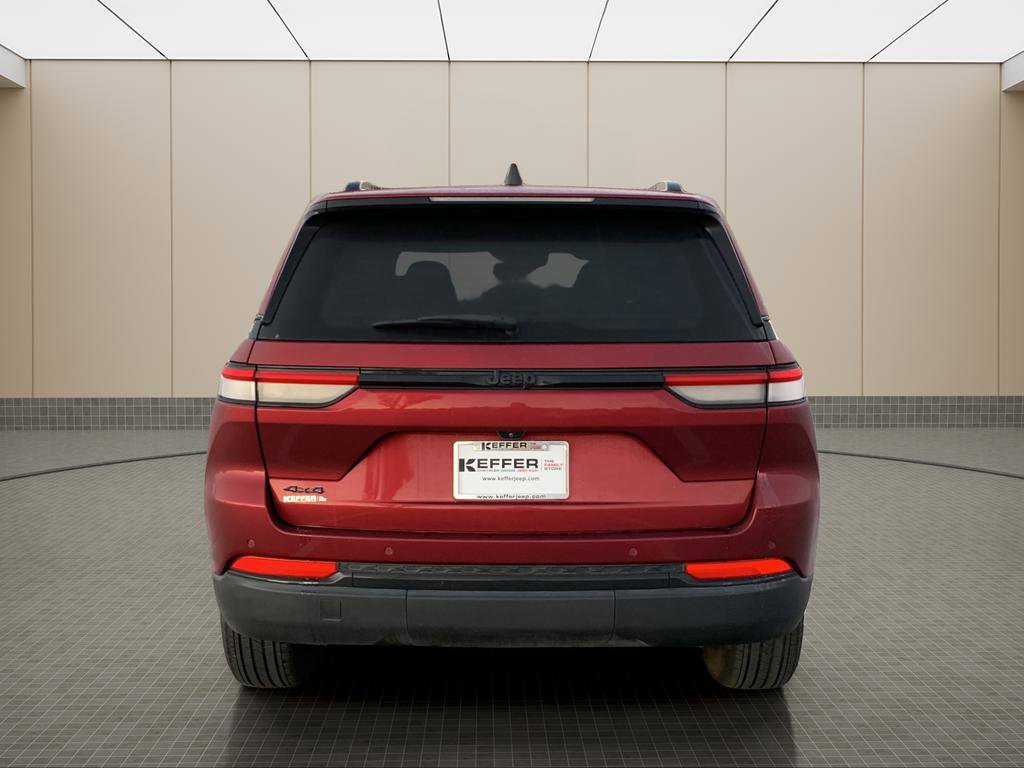 Used 2024 Jeep Grand Cherokee Altitude image 4