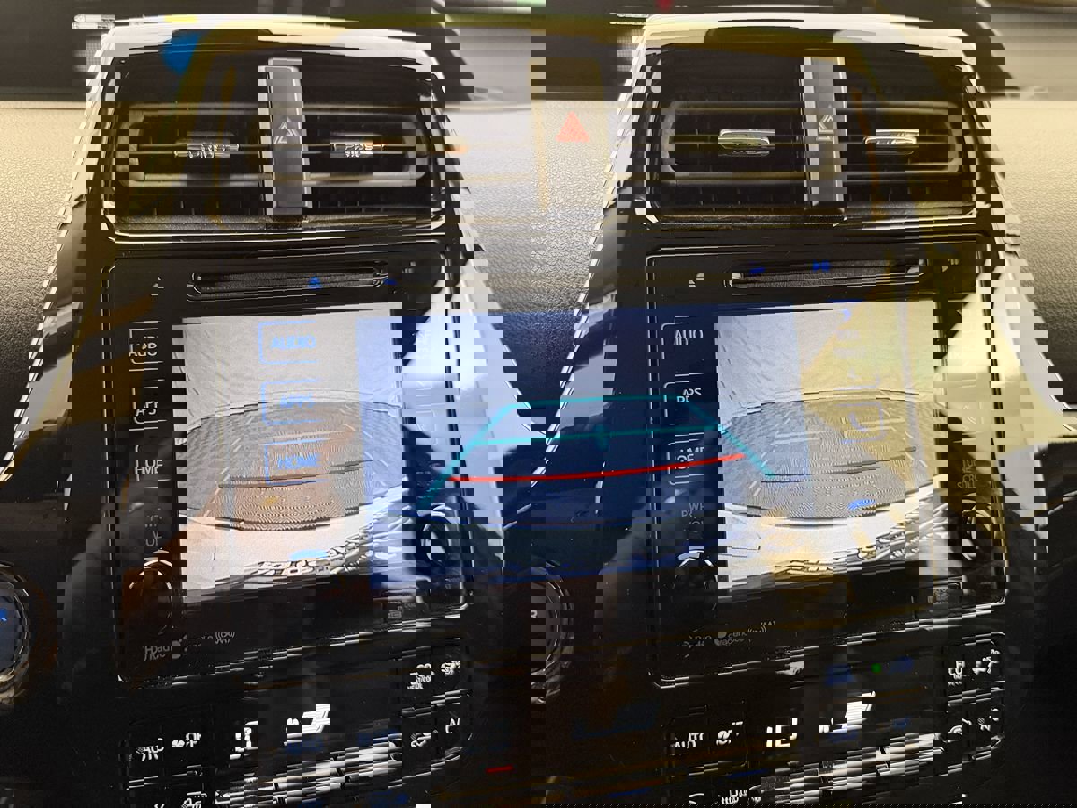 Used 2018 Toyota Prius Three Touring w/ Appearance Package FWD image 19