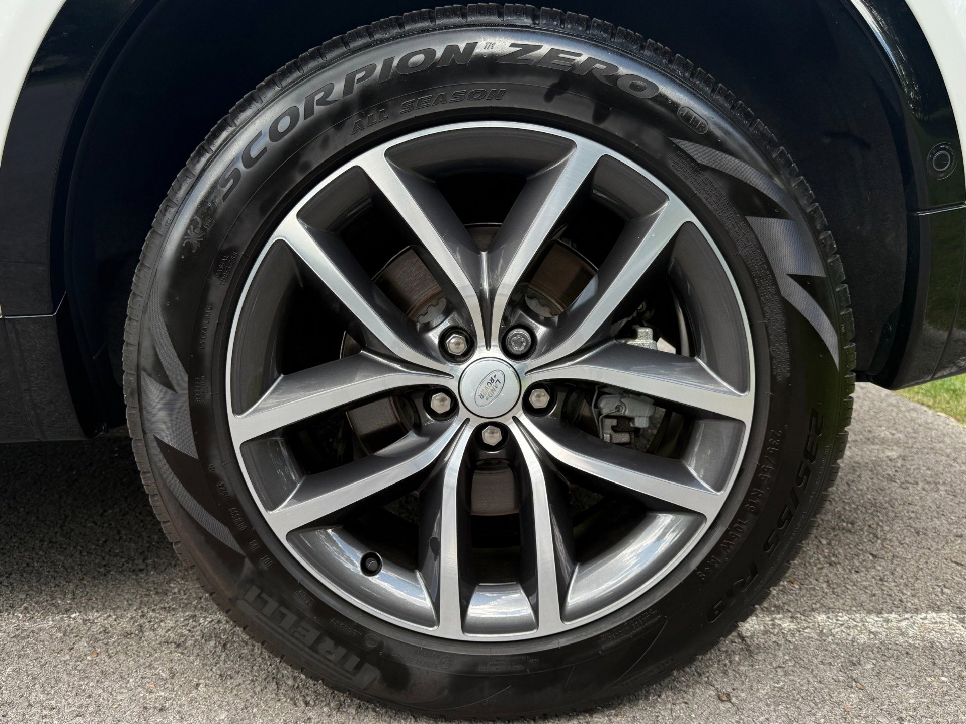 Used 2024 Land Rover Discovery Sport Dynamic SE image 41