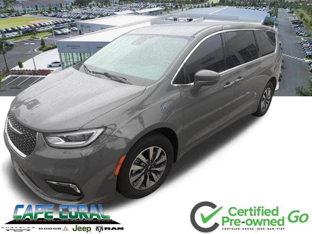 Used 2022 Chrysler Pacifica Touring-L w/ Uconnect Theater Family Group