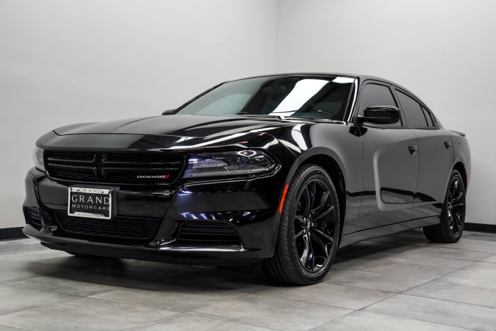 Used 2018 Dodge Charger SXT w/ Blacktop Package RWD image 8
