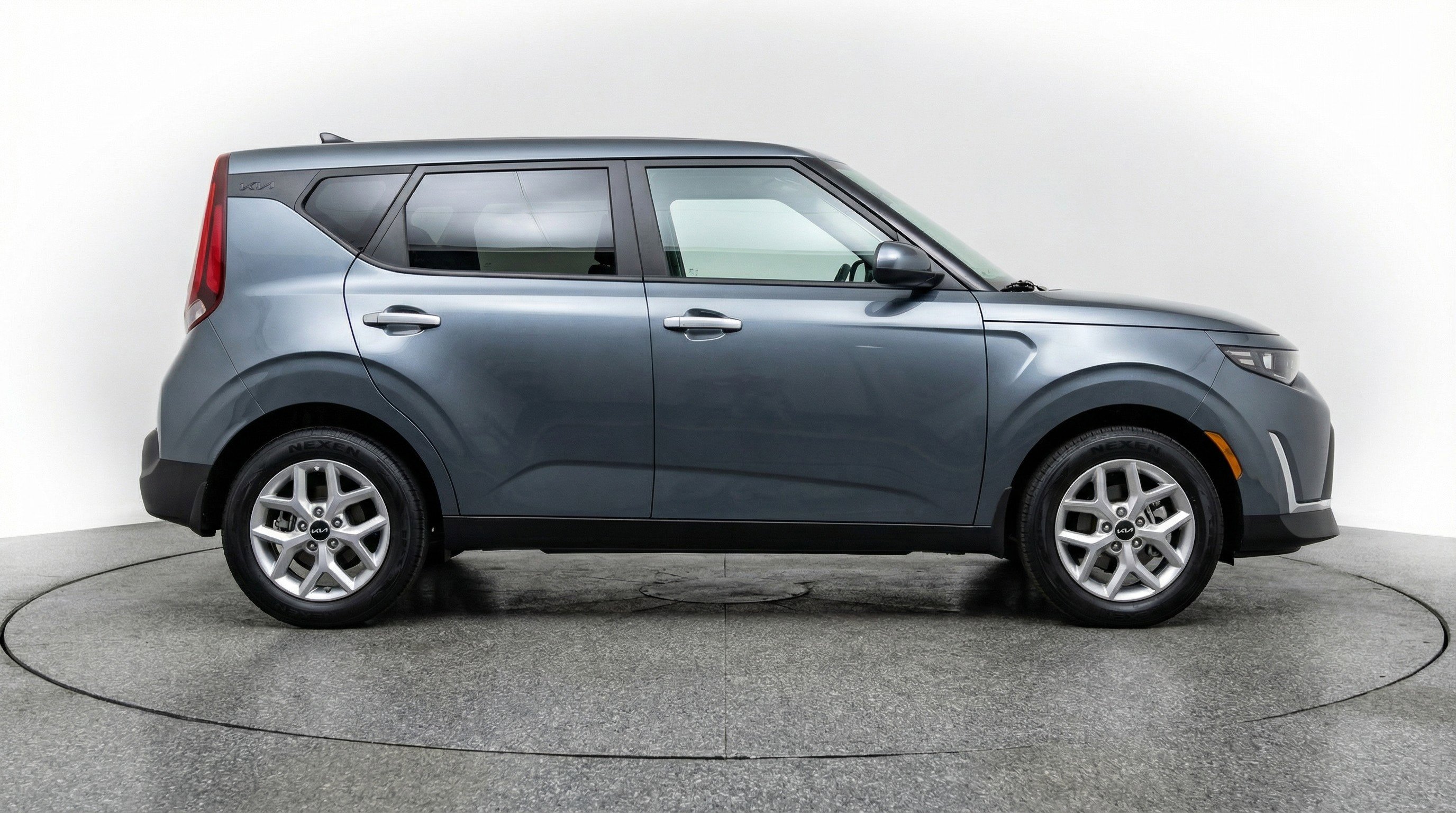 Used 2025 Kia Soul LX w/ LX Technology Package FWD image 11