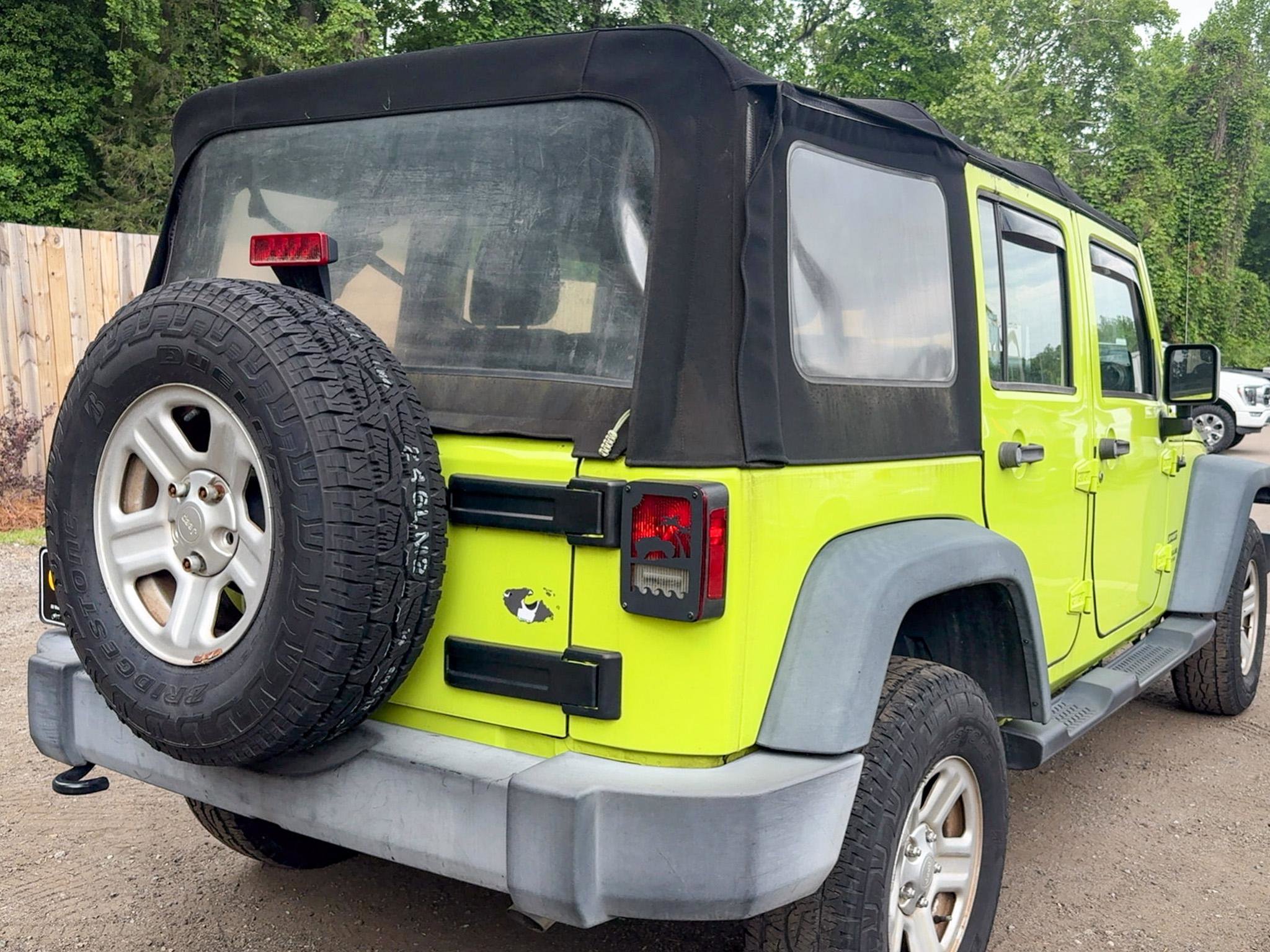 Used 2016 Jeep Wrangler Unlimited Sport w/ Connectivity Group AWD/4WD image 8