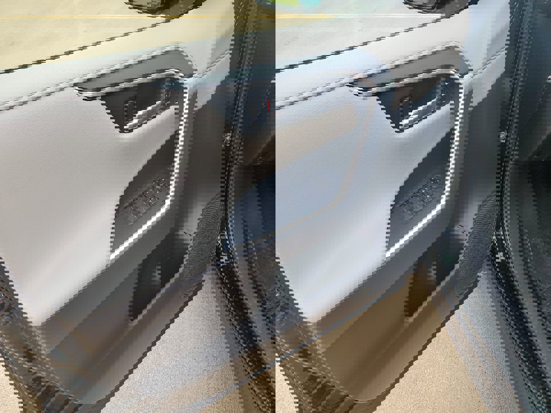 Used 2020 Toyota RAV4 Limited image 30