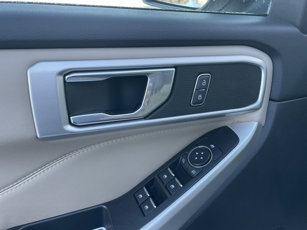 Used 2022 Ford Explorer XLT image 27