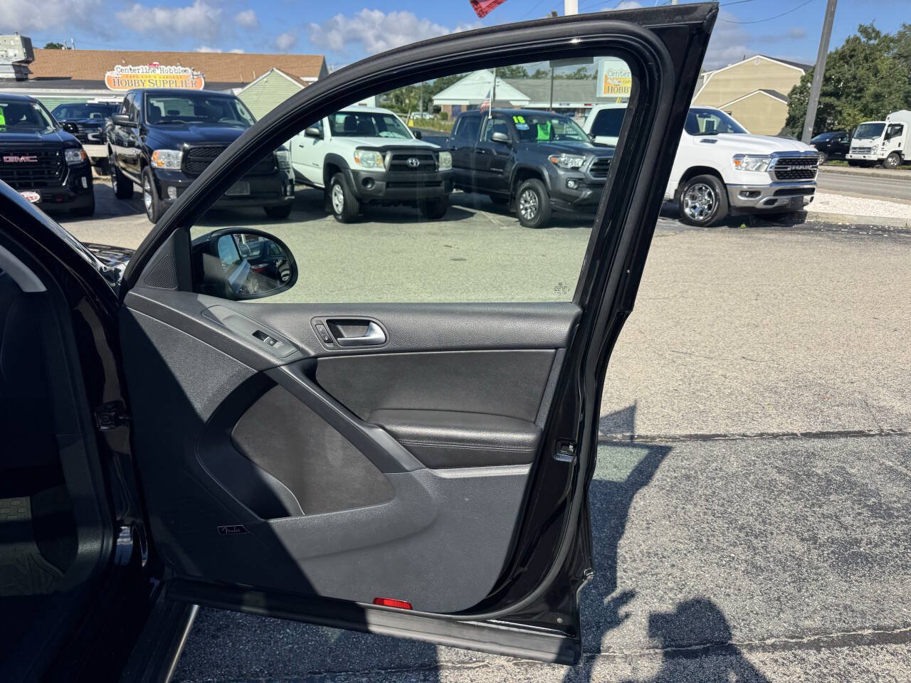 Used 2014 Volkswagen Tiguan SEL AWD/4WD image 40