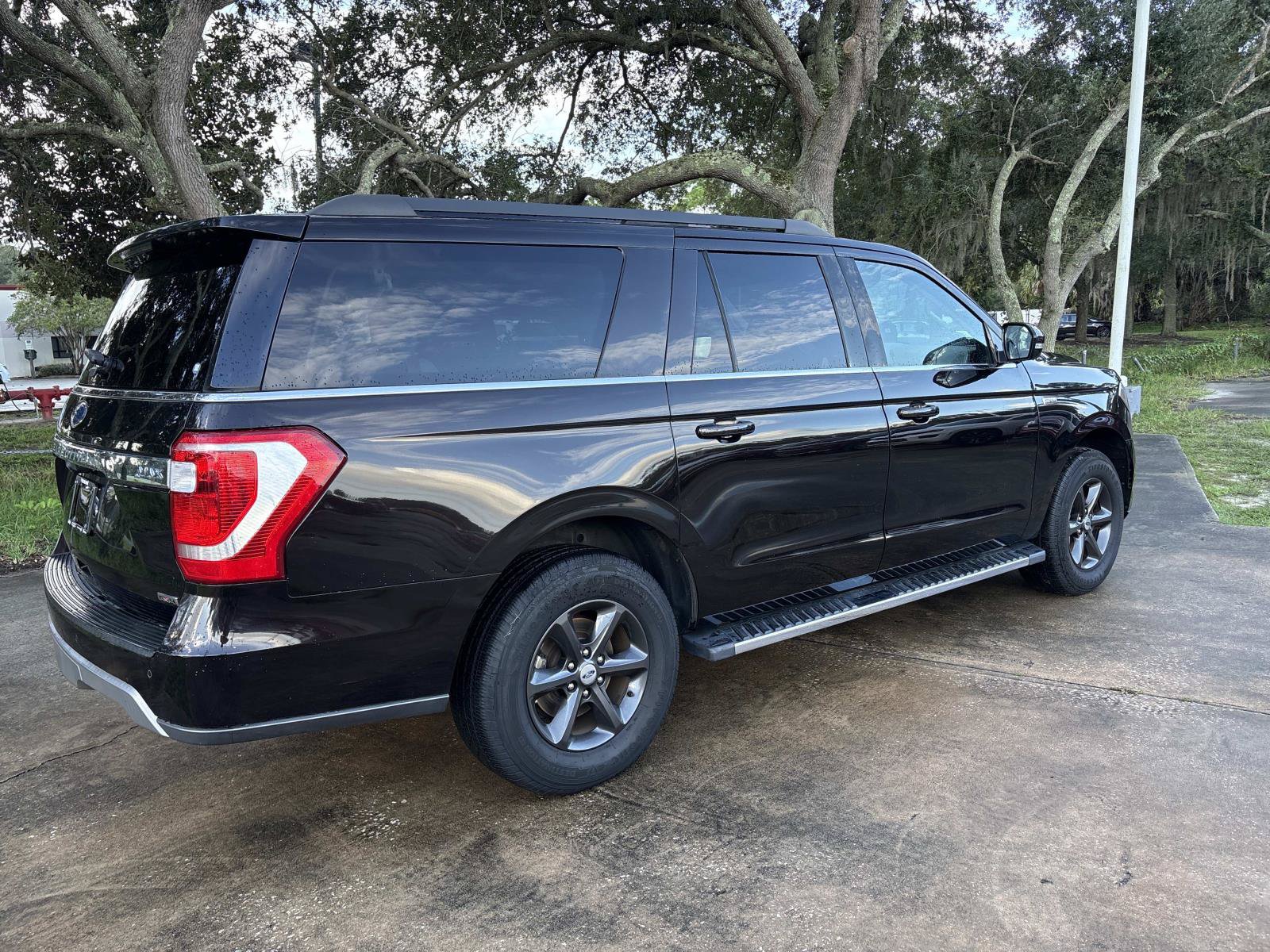 Used 2021 Ford Expedition Max XLT AWD/4WD image 3