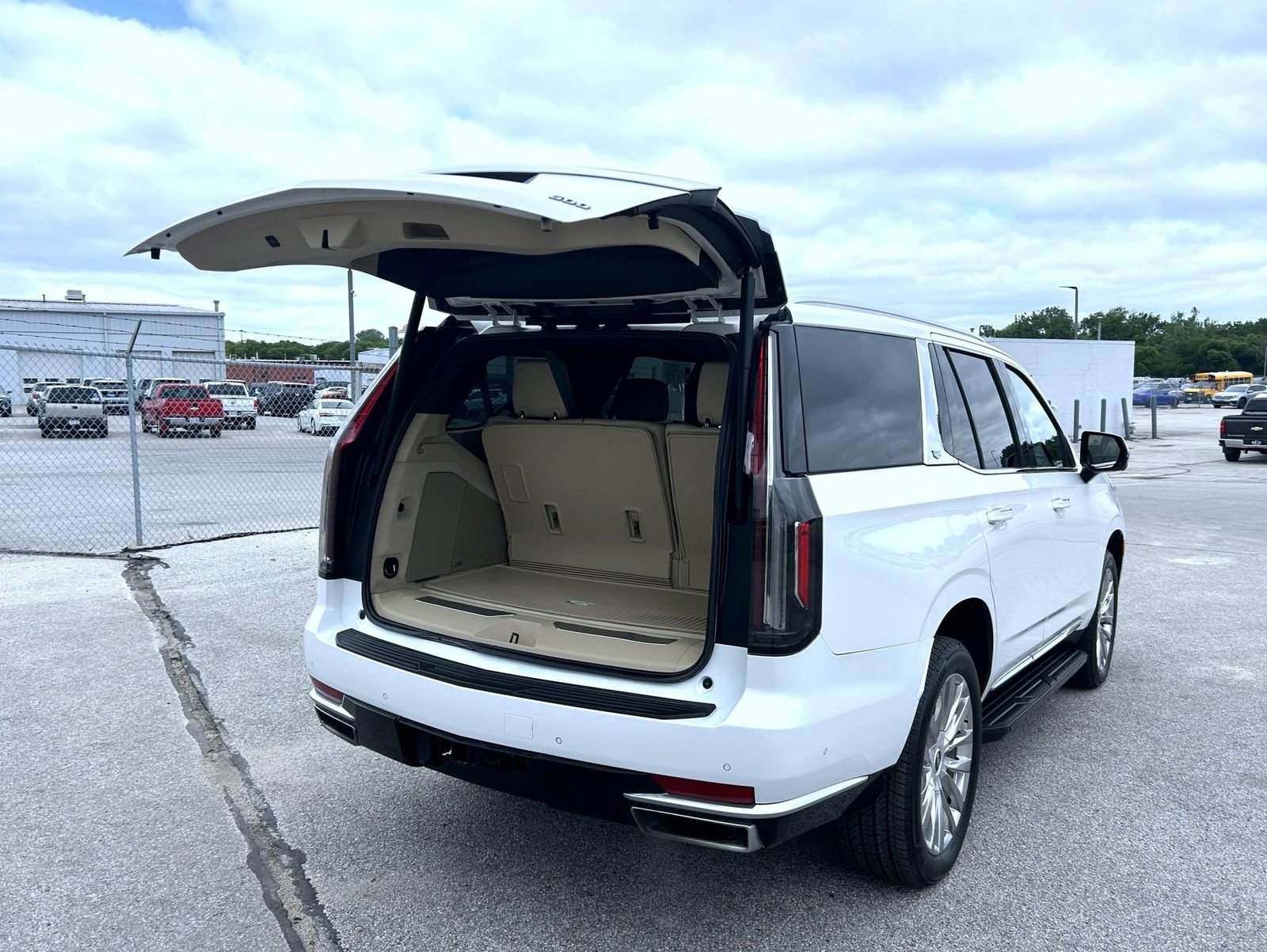 Used 2021 Cadillac Escalade Premium Luxury w/ Performance Package AWD/4WD image 23