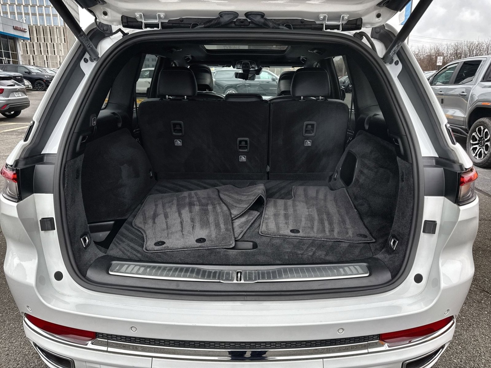 Used 2024 Jeep Grand Cherokee Overland w/ Luxury Tech Group IV image 26