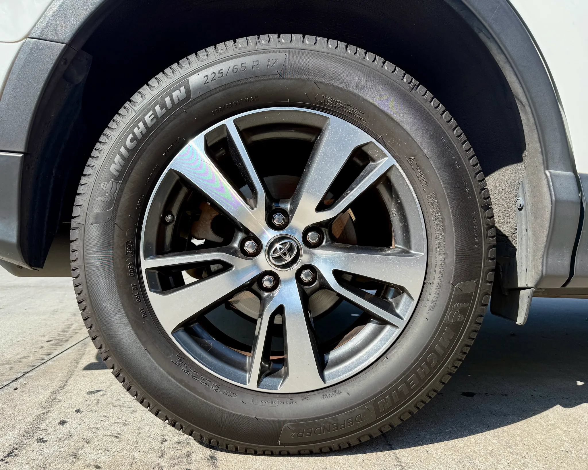 Used 2018 Toyota RAV4 XLE FWD image 25