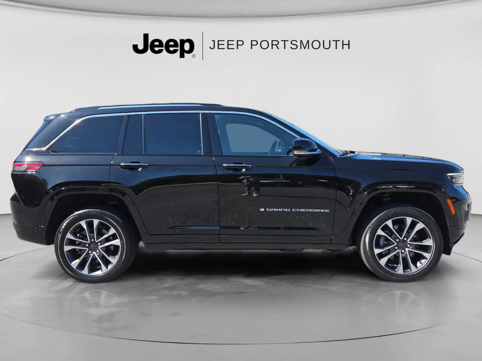 Used 2023 Jeep Grand Cherokee Overland AWD/4WD image 8