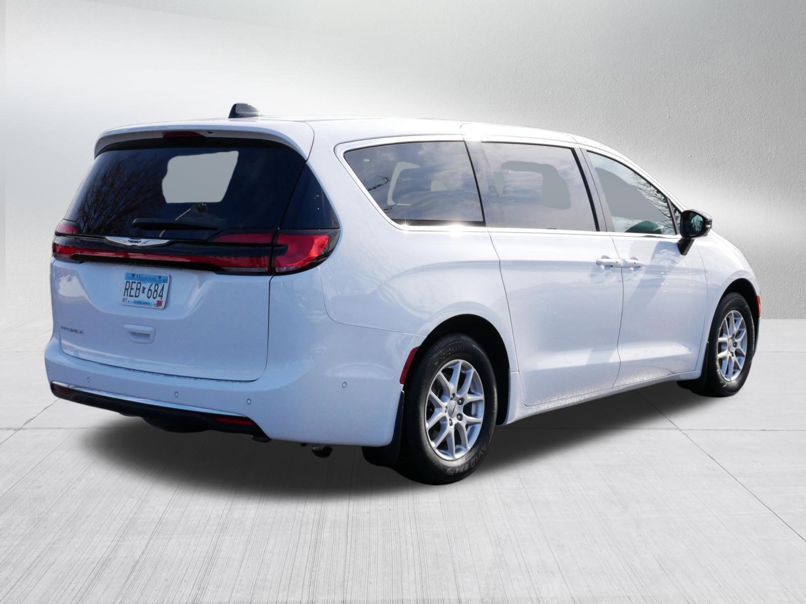 Used 2025 Chrysler Pacifica Select w/ Uconnect Theater Family Group image 7