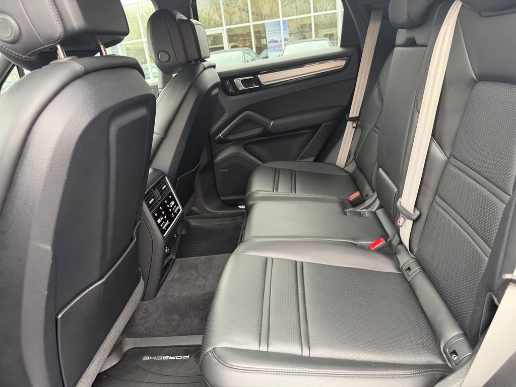 Used 2023 Porsche Cayenne Platinum Edition image 2