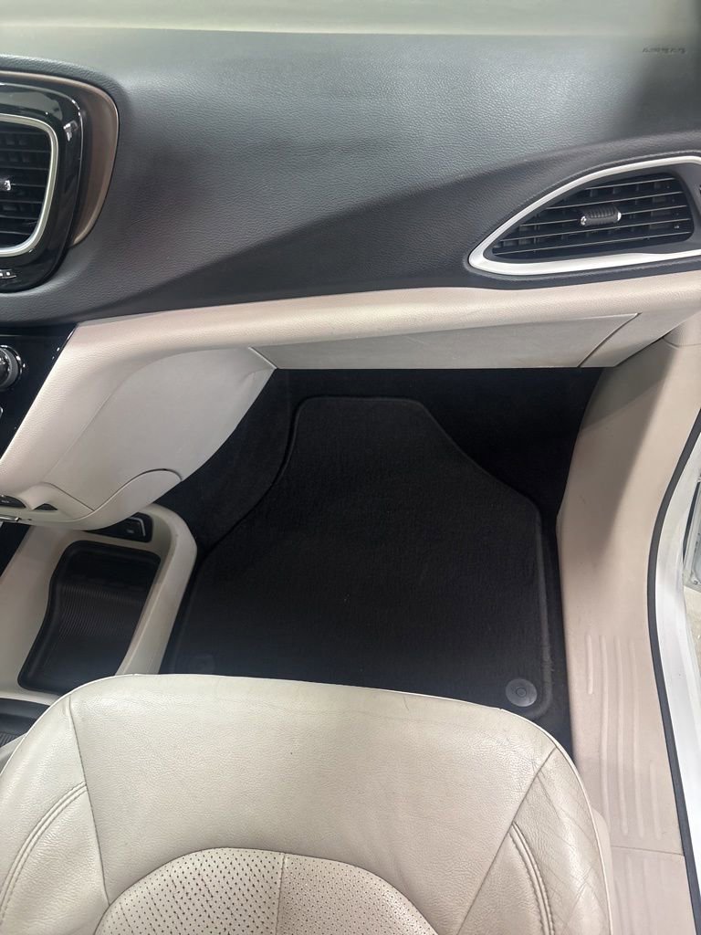 Used 2018 Chrysler Pacifica Touring-L w/ Tire & Wheel Group FWD image 27