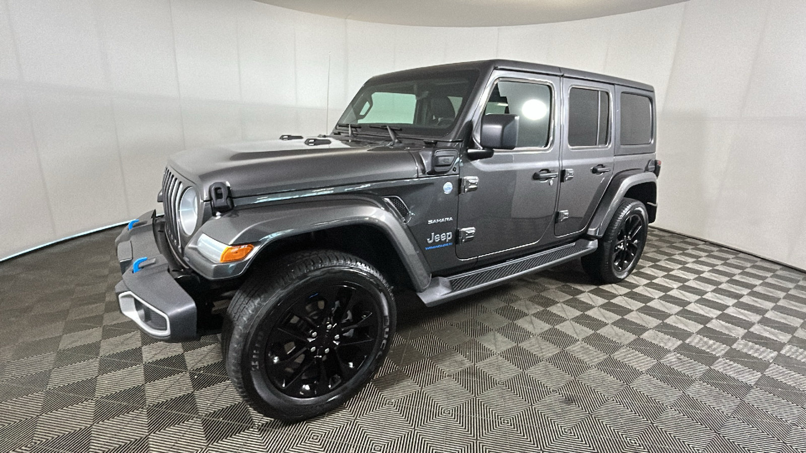Used 2023 Jeep Wrangler Unlimited Sahara w/ Dual Top Group AWD/4WD image 8