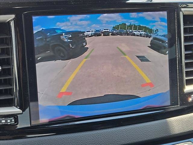 Used 2025 Chrysler Pacifica Select FWD image 12