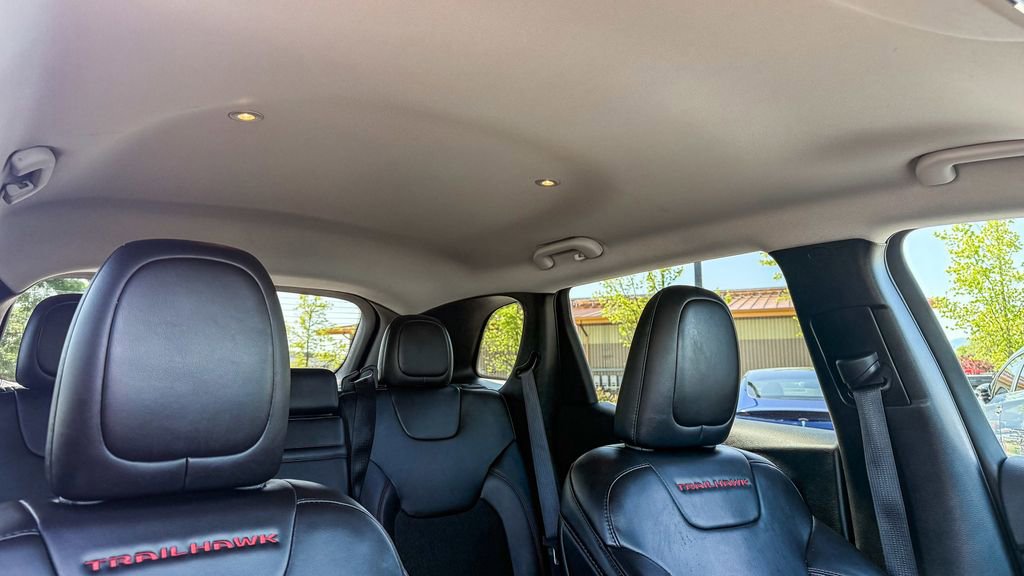 Used 2019 Jeep Cherokee Trailhawk AWD/4WD image 17