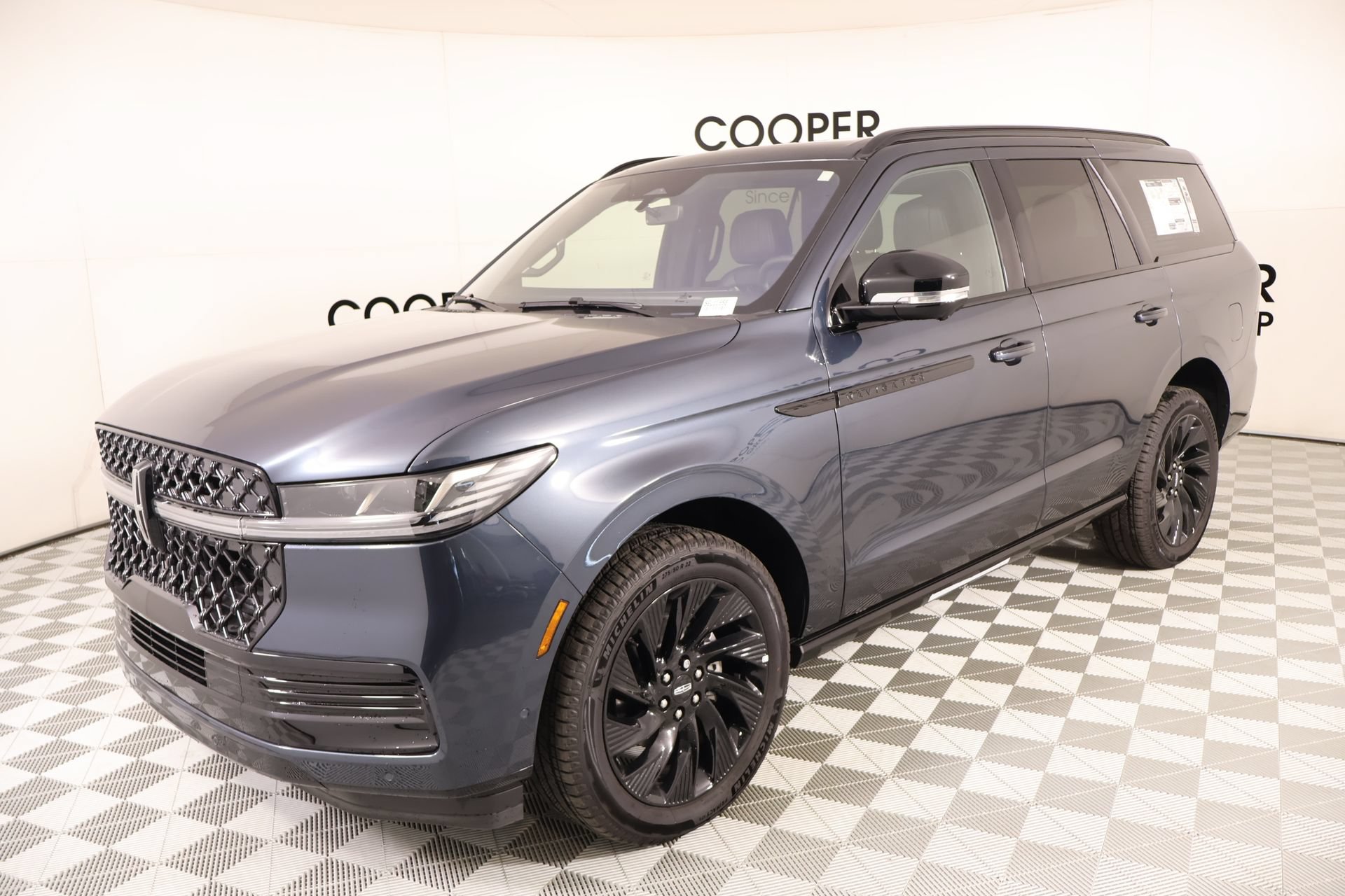 New 2025 Lincoln Navigator Reserve w/ Jet Appearance Package AWD/4WD image 10